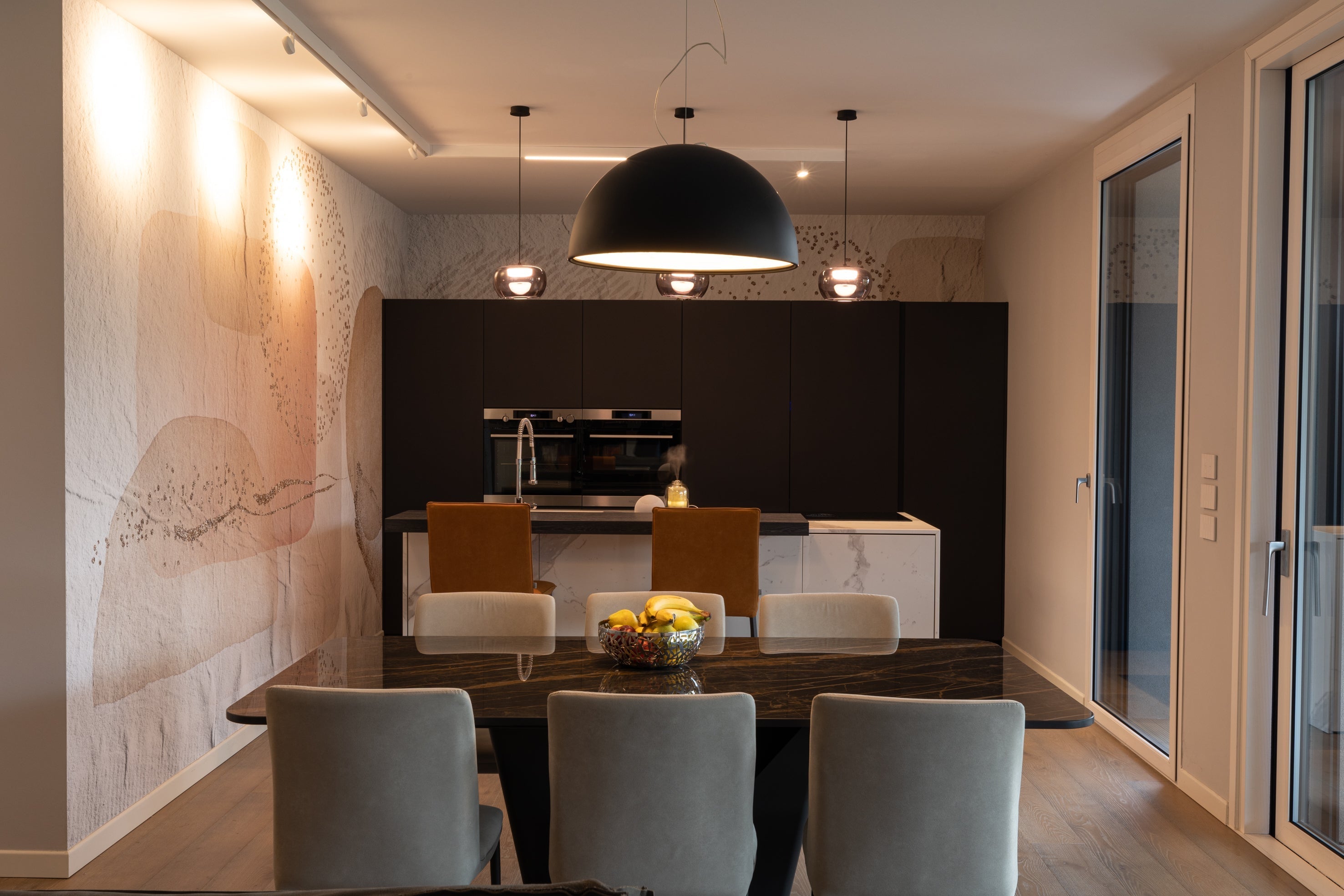 Lampade a sospensione sopra l’isola di una cucina contemporanea