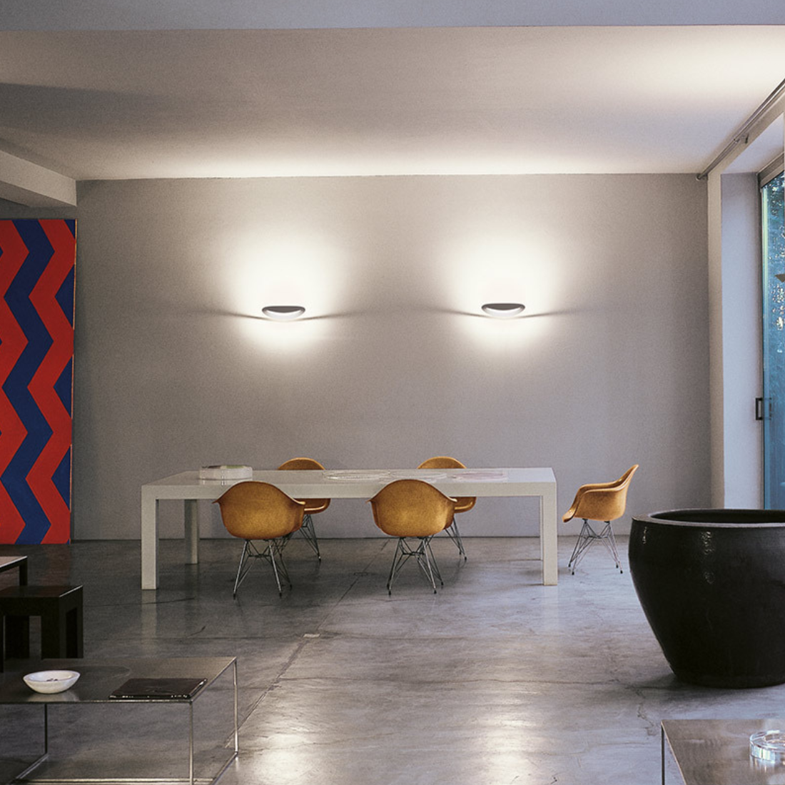 Lampade da parete: la luce verticale che ridisegna gli spazi.