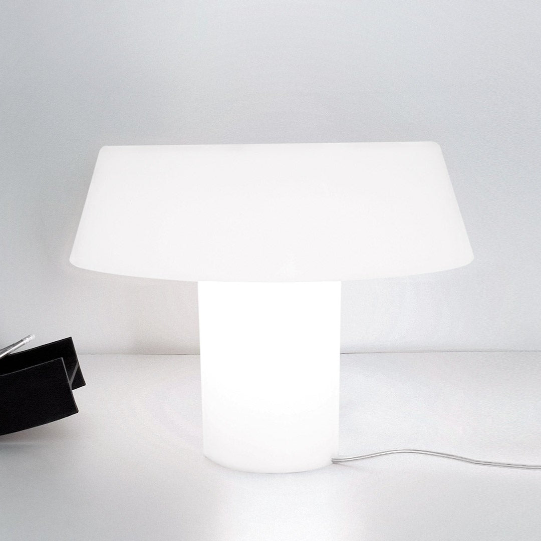 lampada Amami di Artemide bianca su tavolo bianco