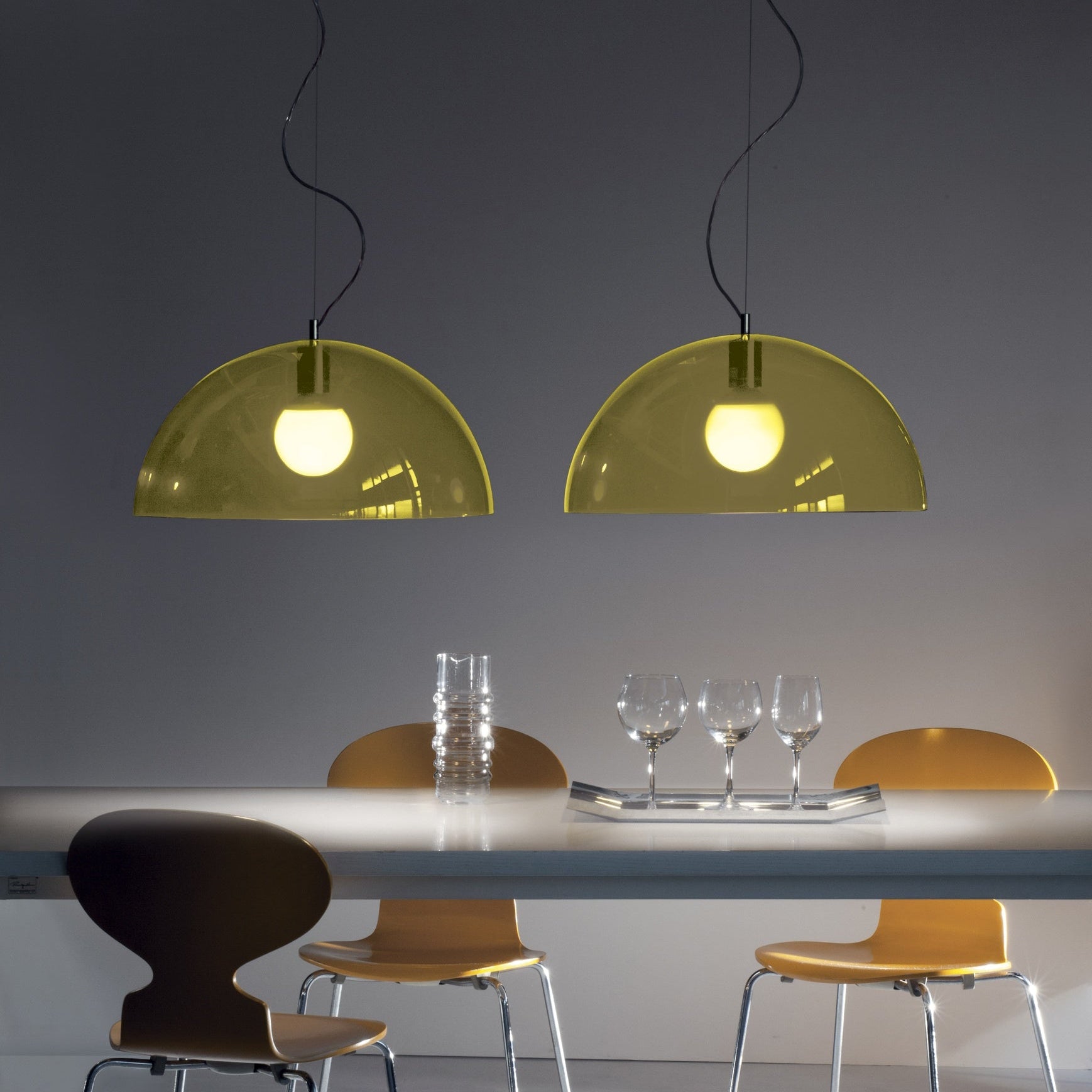 Composizione di lampade a sospensione Bubbles Gialla sopra un tavolo da pranzo