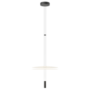 Lampada sospensione Flamingo Mini 1575 Vibia con due diffusori circolari in PMMA traslucido e corpo nero, su sfondo bianco"