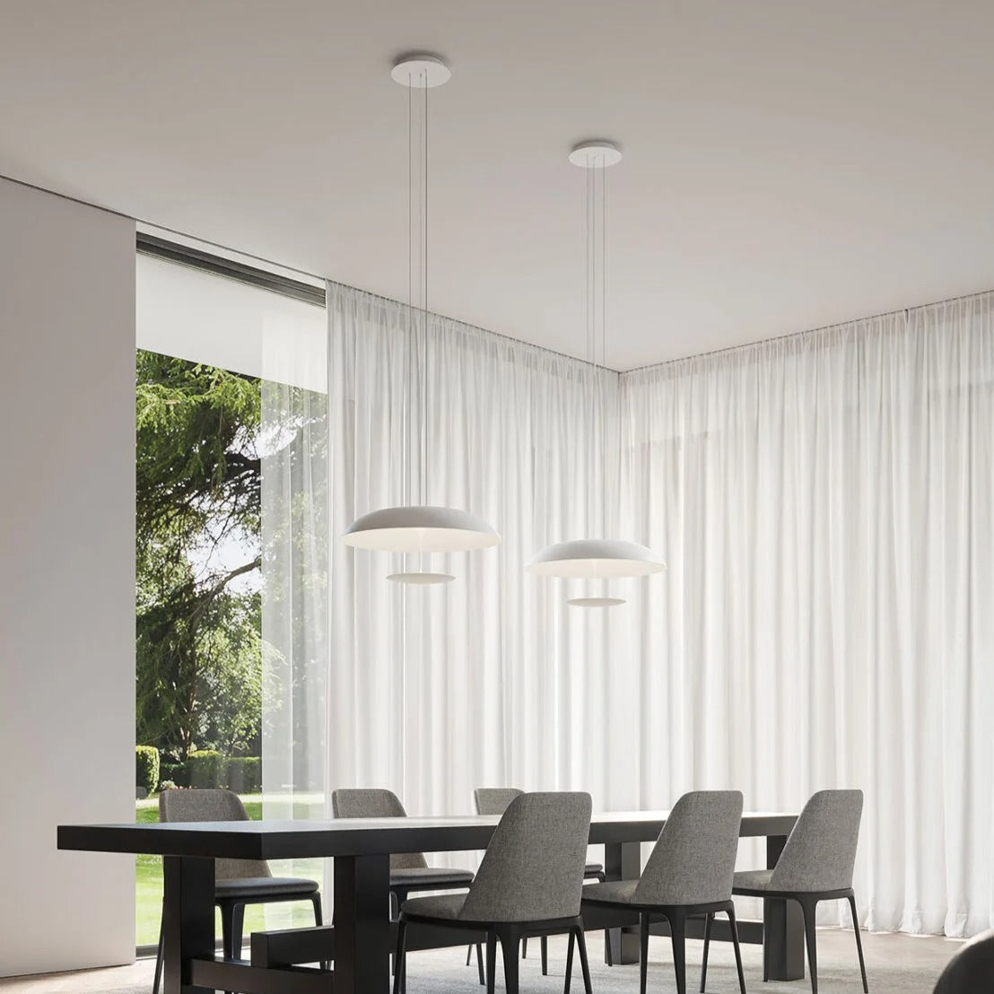 Lampada a sospensione minimale per illuminare tavolo da pranzo