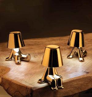 Lampade da tavolo Golden Brothers di Qeeboo sopra un tavolo di legno