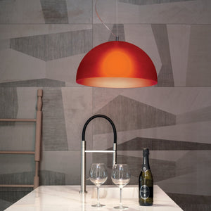  Lampade a sospensione Bubbles di colore arancio sopra un'isola della cucina. 