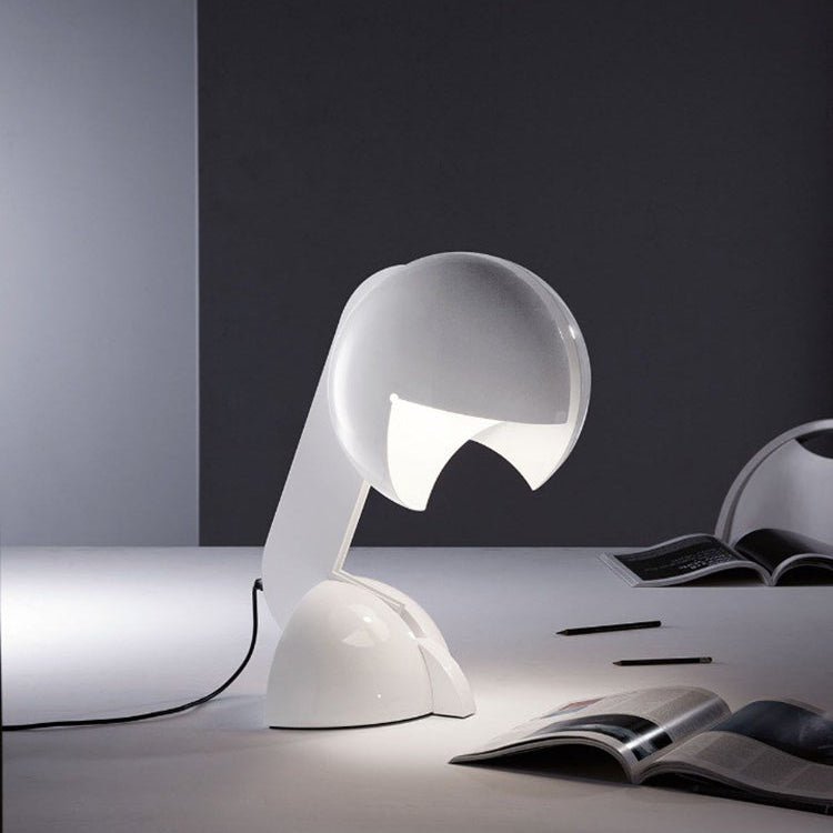 Lampada da scrivania Ruspa di Martinelli Luce in un ufficio moderno, con i riflettori orientati per illuminare il piano.