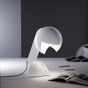 Lampada da scrivania Ruspa di Martinelli Luce in un ufficio moderno, con i riflettori orientati per illuminare il piano.