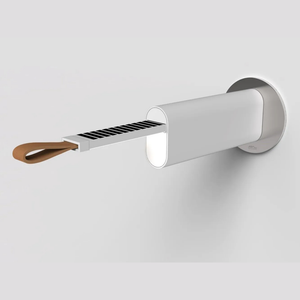 Metrica, lampada da parete di design con sorgente luminosa estraibile, su sfondo bianco.