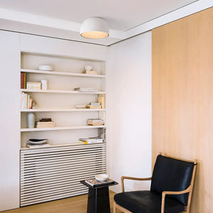 Angolo lettura illuminato con lampada a soffitto in legno Duo di Vibia