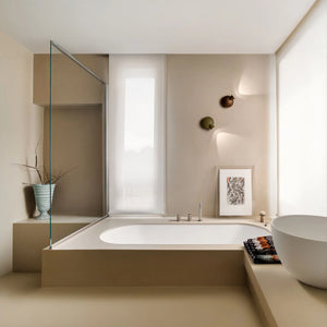 Applique orientabile Tortuga Martinelli Luce installata in un bagno di lusso.
