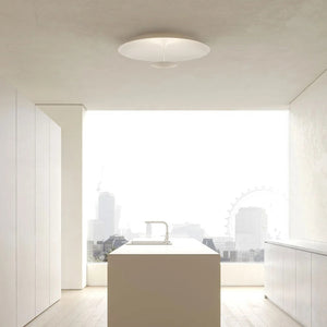 Plafoniera bianca di Karman illumina l'isola di una cucina minimalista