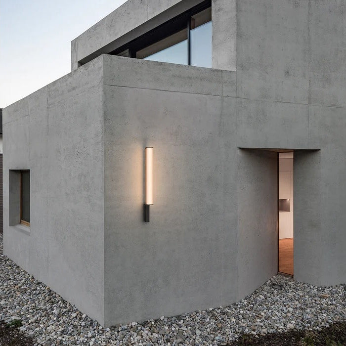 Lampada da parete Class Vibia su facciata in pietra naturale di villa contemporanea.