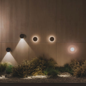 Composizione mista di applique Dots Outdoor sulla facciata di un edificio, che alternano luce diffusa e d'accento.