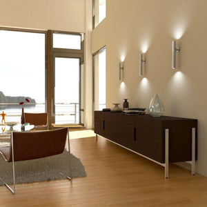 Composizione di più applique Koko Uno di stessa lunghezza installate sulla parete di un open space moderno.