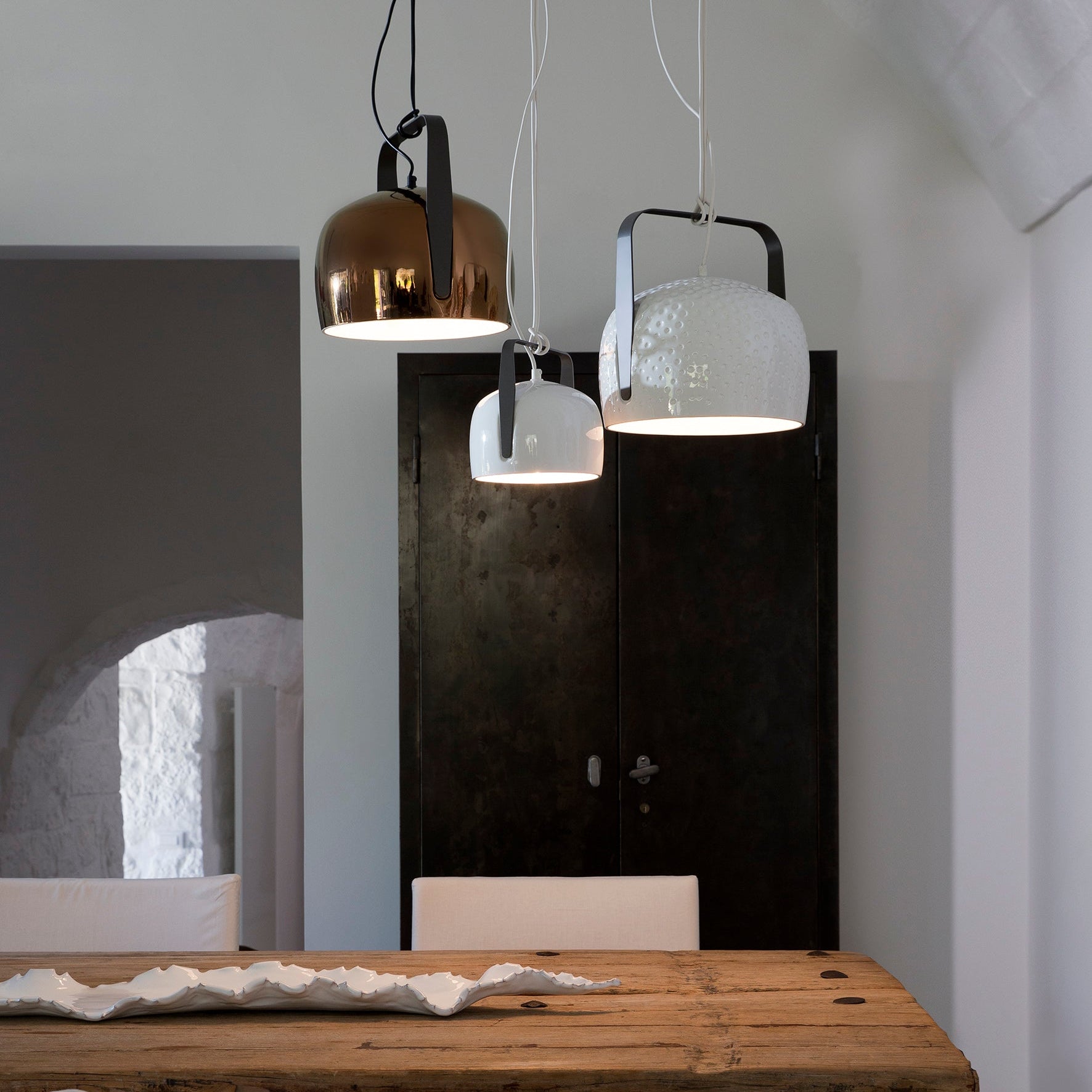 Composizione con le lampade a sospensione BAG di Karman.