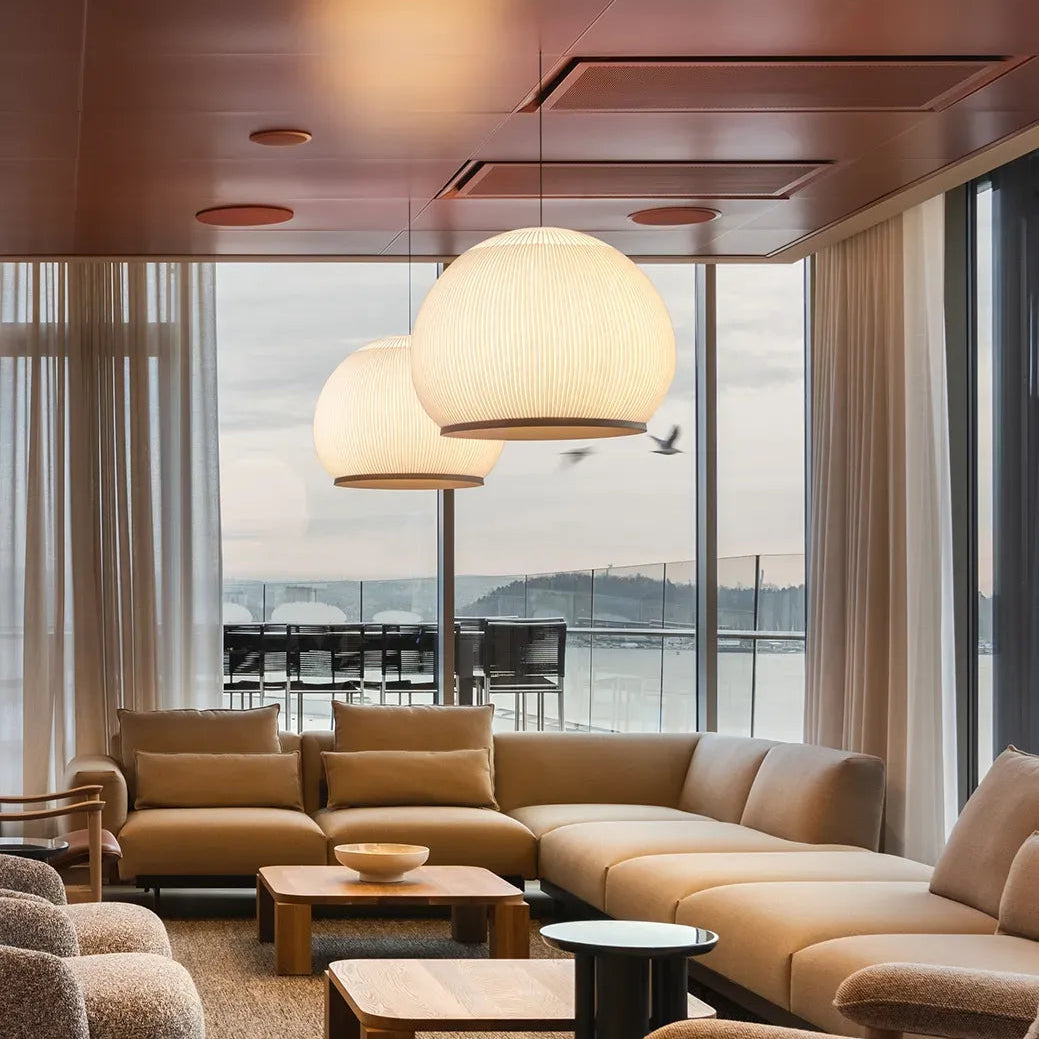 Composizione di due sospensioni Knit in un'area lounge di un hotel con vista.
