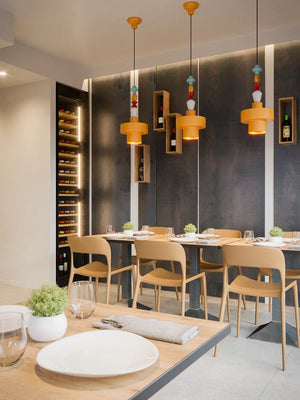  Cluster di sospensioni Lariat C2530 che creano un punto luce decorativo sopra i tavoli di un ristorante
