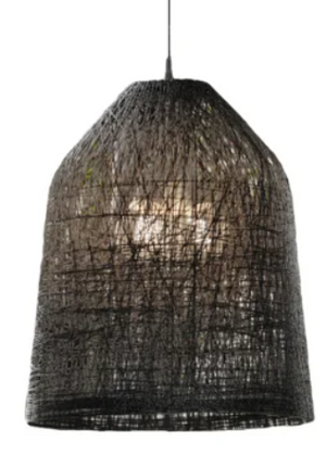 Dettaglio ravvicinato della texture artigianale in fibra di vetro della sospensione Black Out versione nera.
