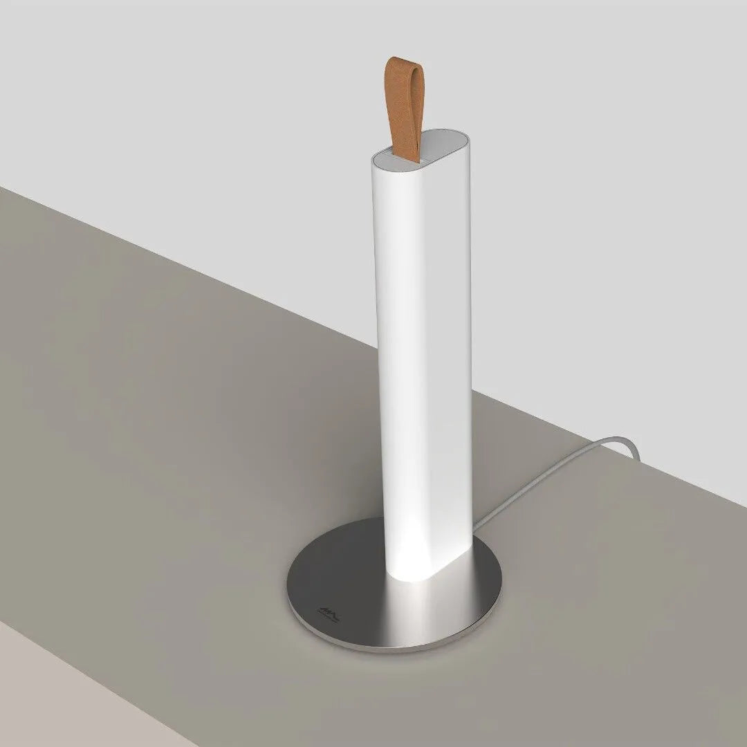 Dettaglio della lampada da scrivania metrica chiusa con laccetto in cuoio.