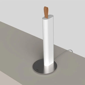 Dettaglio della lampada da scrivania metrica chiusa con laccetto in cuoio.