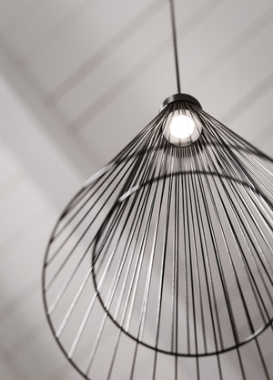 Dettaglio della lampada a sospensione in metallo verniciato - ideale per sala da pranzo.