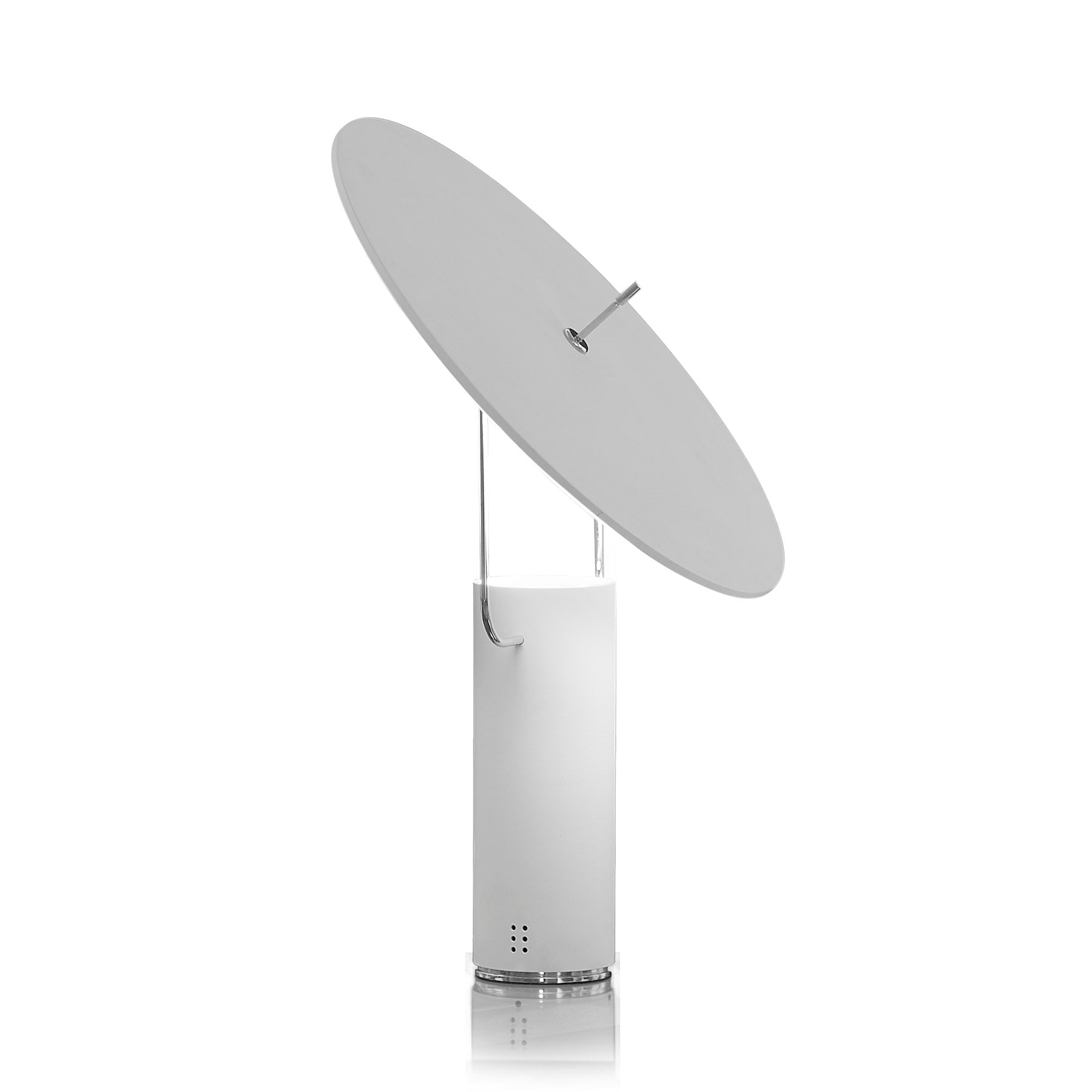 Dettaglio lampada da tavolo di design TX1 di Martinelli Luce, colore bianco, luce riflessa.