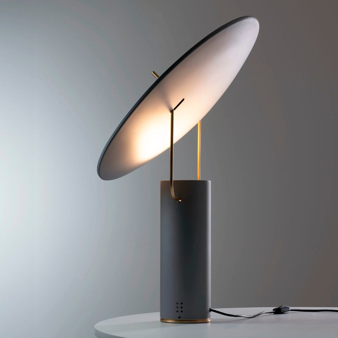 Dettaglio lampada da tavolo di design TX1 di Martinelli Luce, colore grigio, luce riflessa.