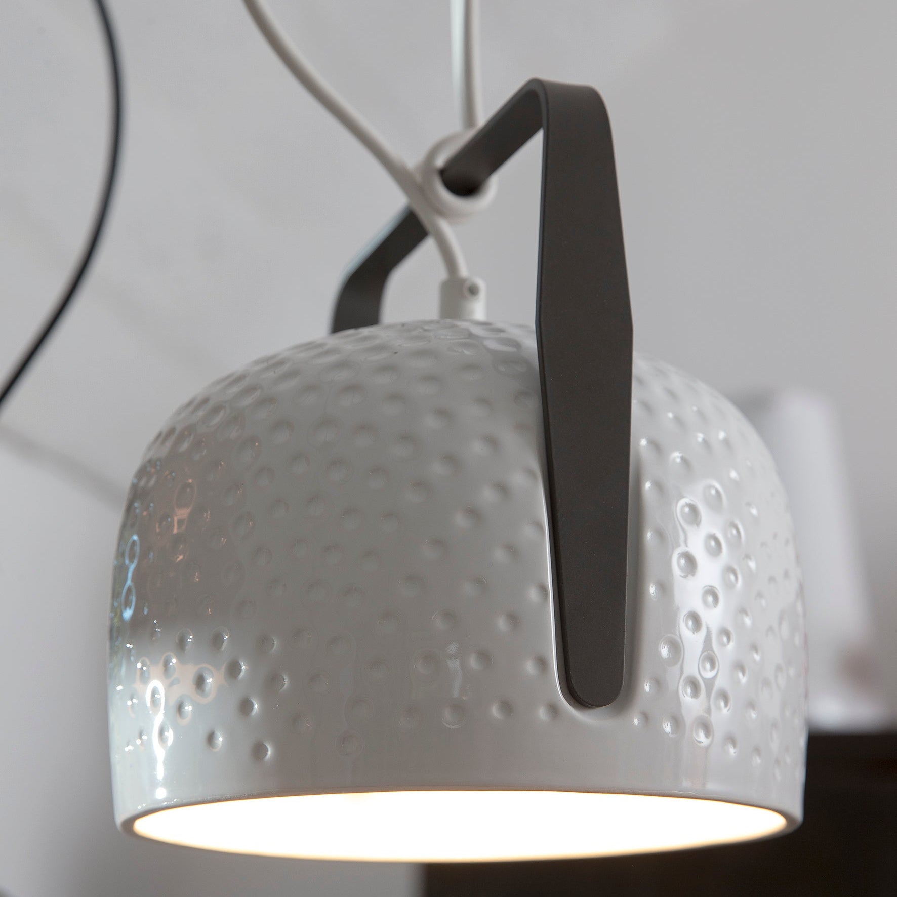 Dettaglio del lampadario BAG di Karman nella versione con diffusore bianco lavorato.