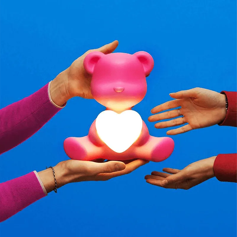 Dettaglio cuore luminoso lampada Teddy Love XS Fuxia Qeeboo.