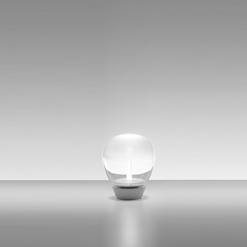 lampada da tavolo empatia di artemide dimensione 16 su sfondo grigio