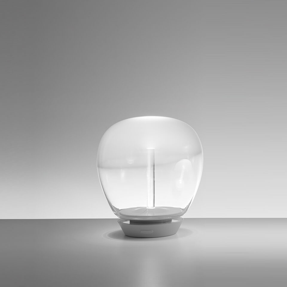 lampada da tavolo empatia di artemide dimensione 26 su sfondo grigio