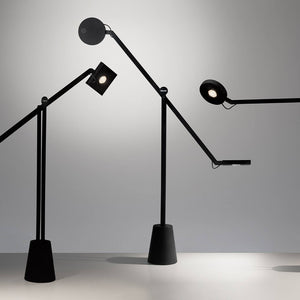 lampada da tavolo equilibrist di Artemide su sfondo grigio