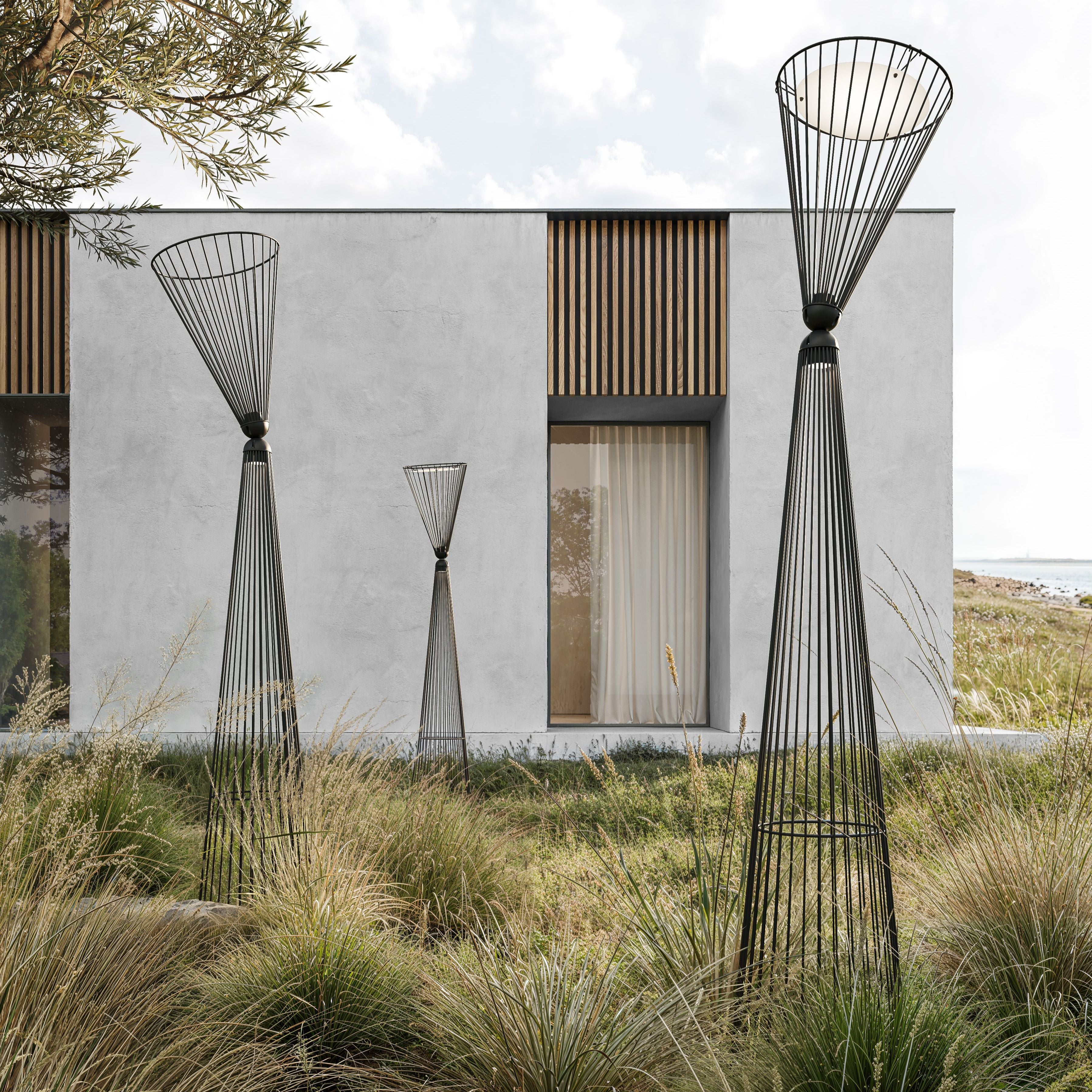 Composizione di piantane Karman in un giardino di una villa privata.