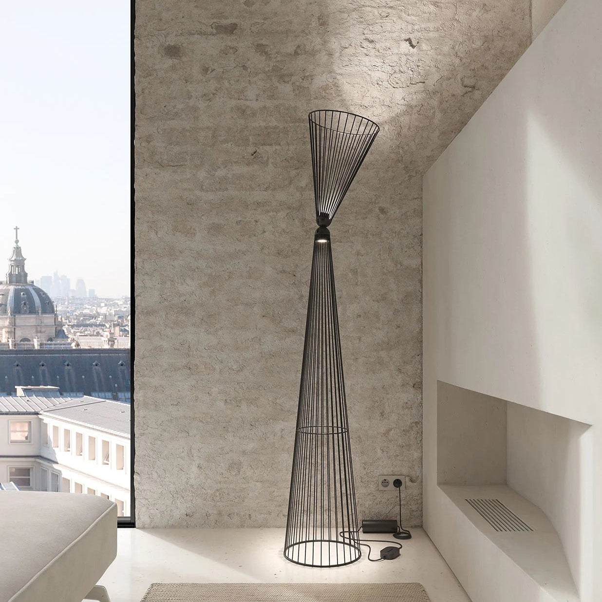 La piantana Ikonika di Karman in un elegante camera da letto contemporanea.