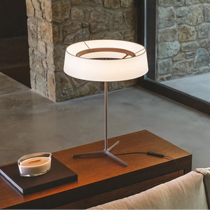 La luce calda e diffusa che filtra attraverso il paralume in carta della lampada DAMA, creando un effetto morbido.