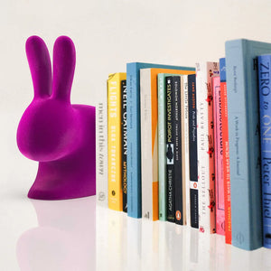 Rabbit XS Qeeboo versione Violet finitura velluto utilizzato come fermalibri.