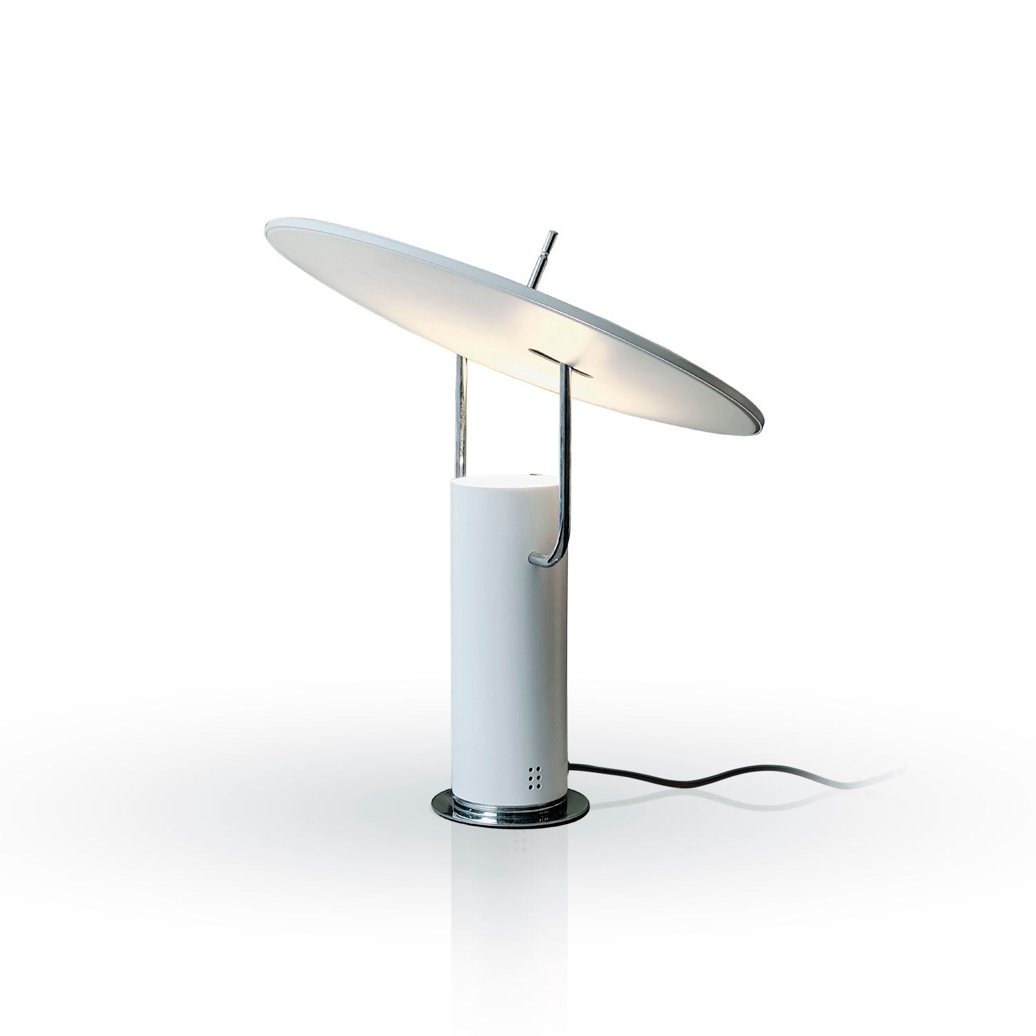 Dettaglio lampada da tavolo di design TX1 di Martinelli Luce, colore bianco, luce riflessa.