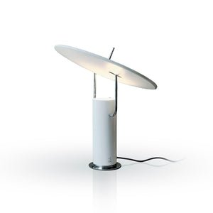 Dettaglio lampada da tavolo di design TX1 di Martinelli Luce, colore bianco, luce riflessa.