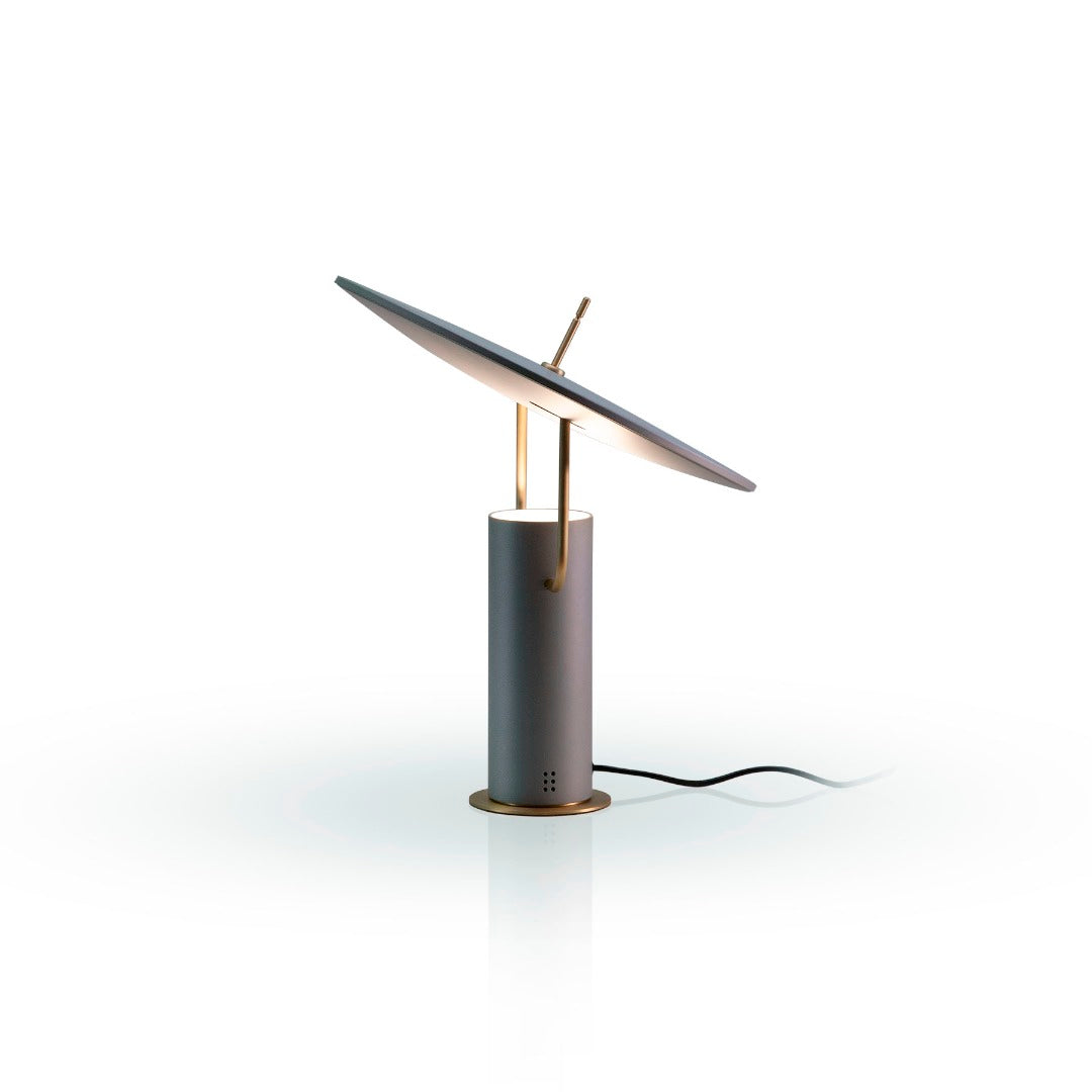 Dettaglio lampada da tavolo di design TX1 di Martinelli Luce, colore grigio, luce riflessa.