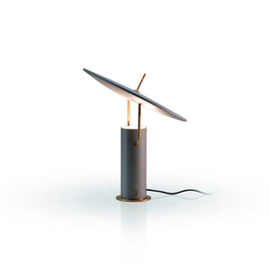 Dettaglio lampada da tavolo di design TX1 di Martinelli Luce, colore grigio, luce riflessa.