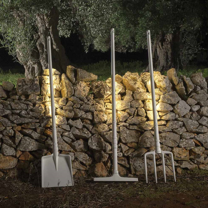 Tobia outdoor lampada a forma di forcone, rastrello e pala