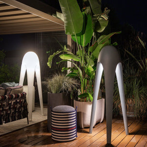 Versione bianca a luce diffusa della lampada da esterno Cyborg Big accesa di notte.
