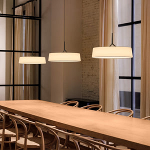 Lampada a sospensione DAMA di Vibia in una sala da pranzo moderna, che mostra la leggerezza visiva del paralume in carta.