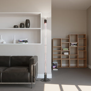 Lampada di design DIA di Martinelli Luce in un soggiorno minimalista.