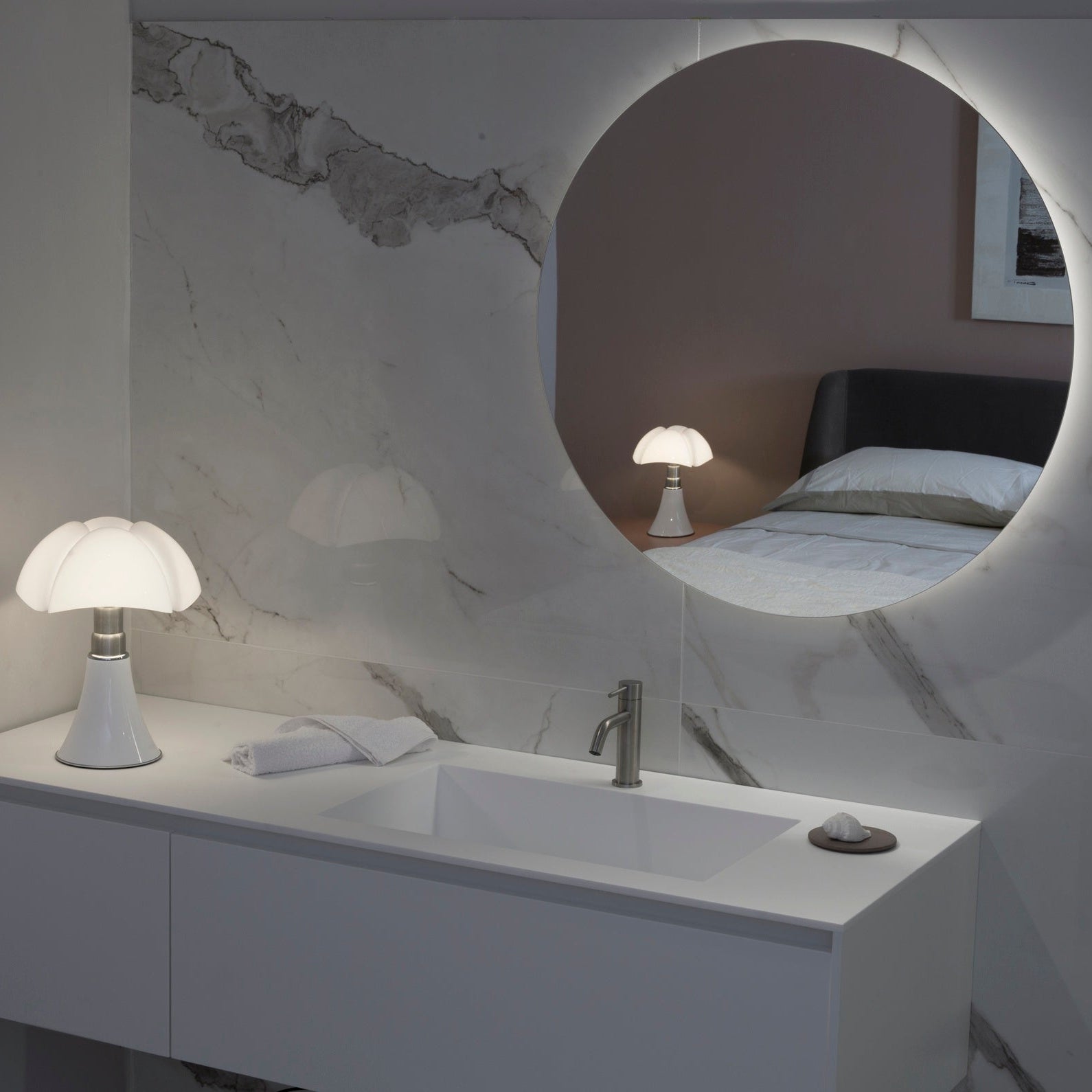 Lampada Minipipistrello finitura bianca, posizionata in un egenate bagno in marmo.
