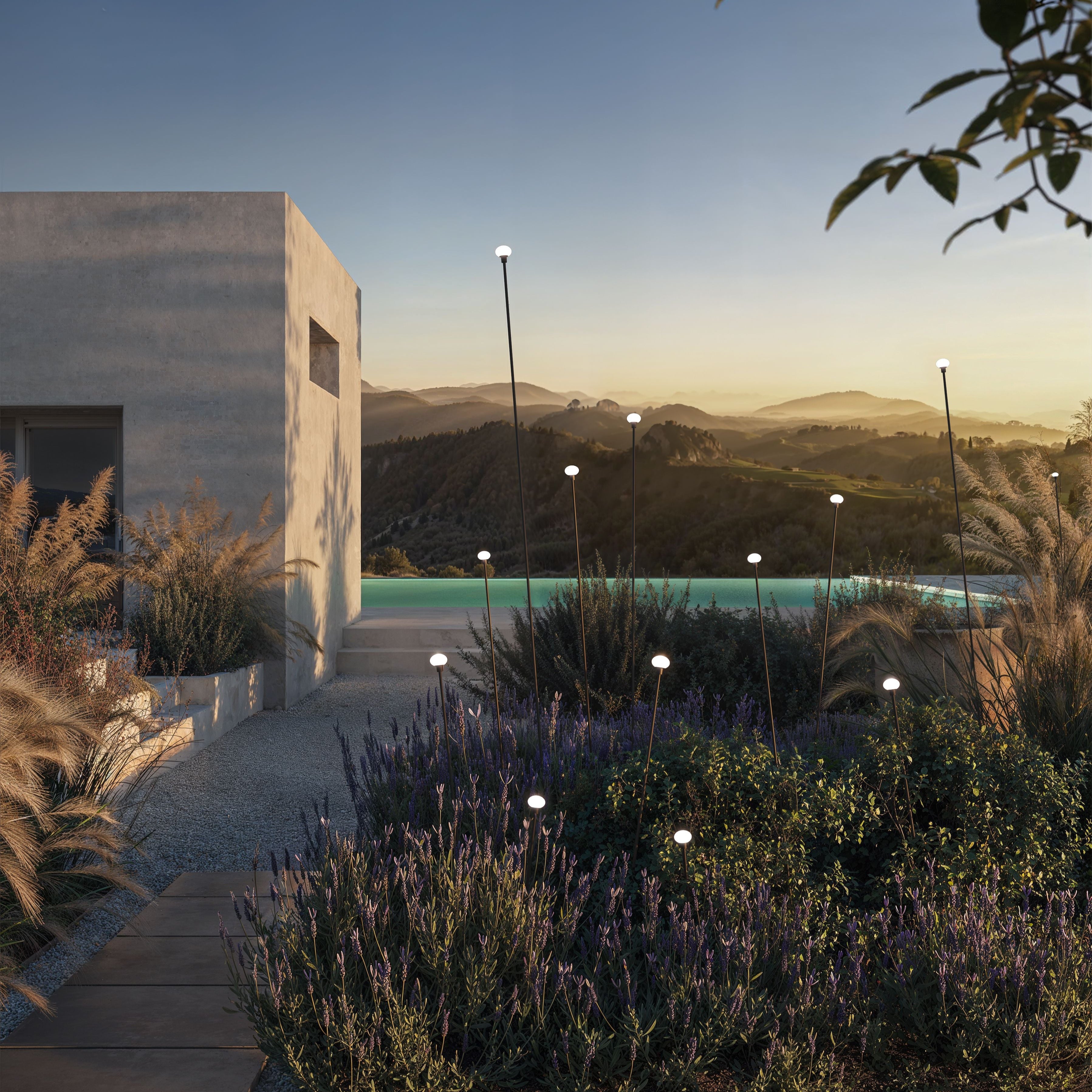 Lampada da giardino MINUIT Karman con picchetto, illuminazione LED calda per sentieri esterni di design.