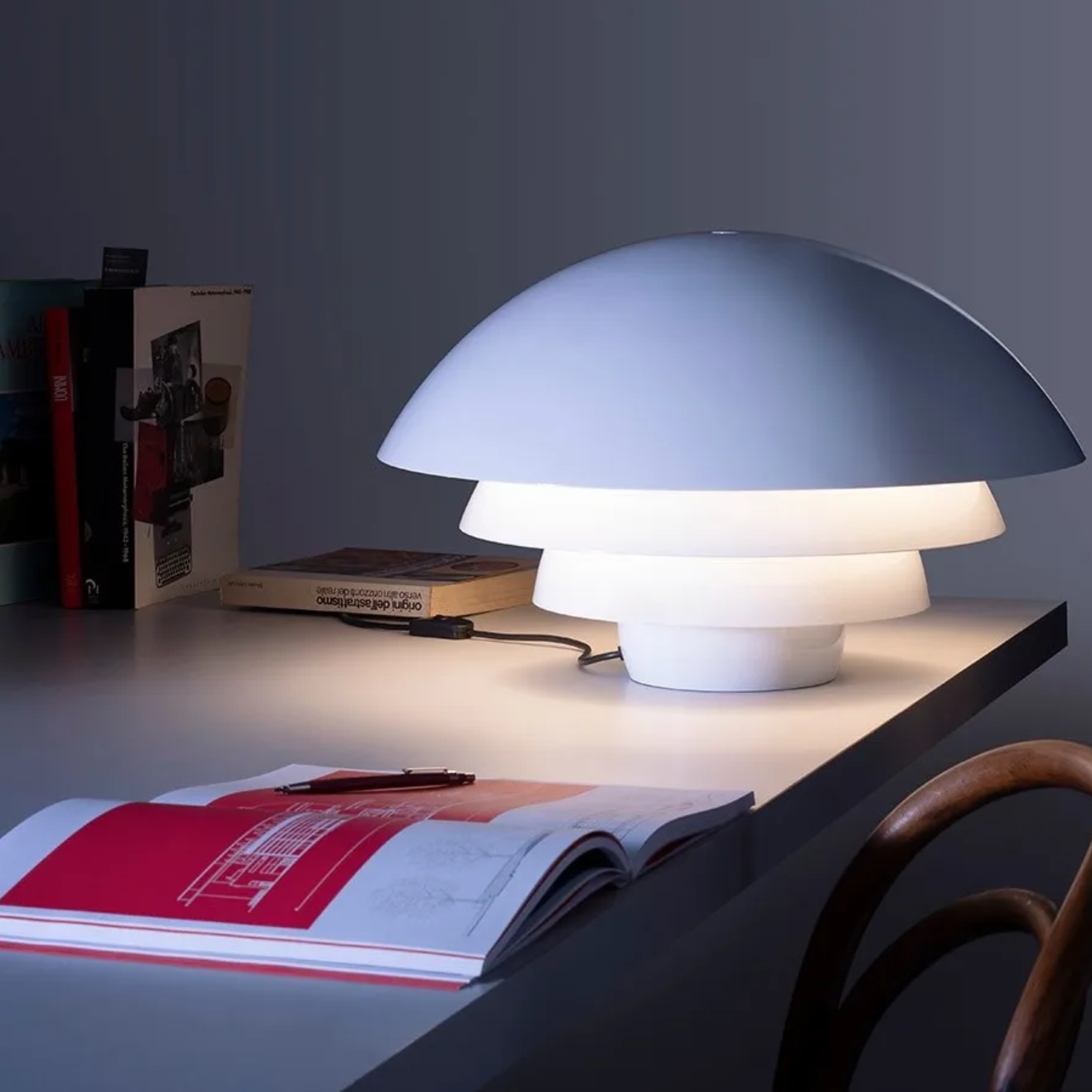 Lampada Visiere di Sergio Asti usata come luce da scrivania in un ufficio, per un'illuminazione funzionale e senza abbaglio.