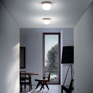 Coppia di lampade da soffitto Delux nere installate sopra un tavolo da pranzo in legno, in un ambiente moderno.