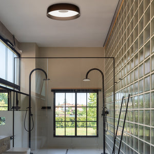 Grande lampada da soffitto Papavero Ø 90 cm, colore bronzo, installata in un bagno moderno con soffitti alti. 