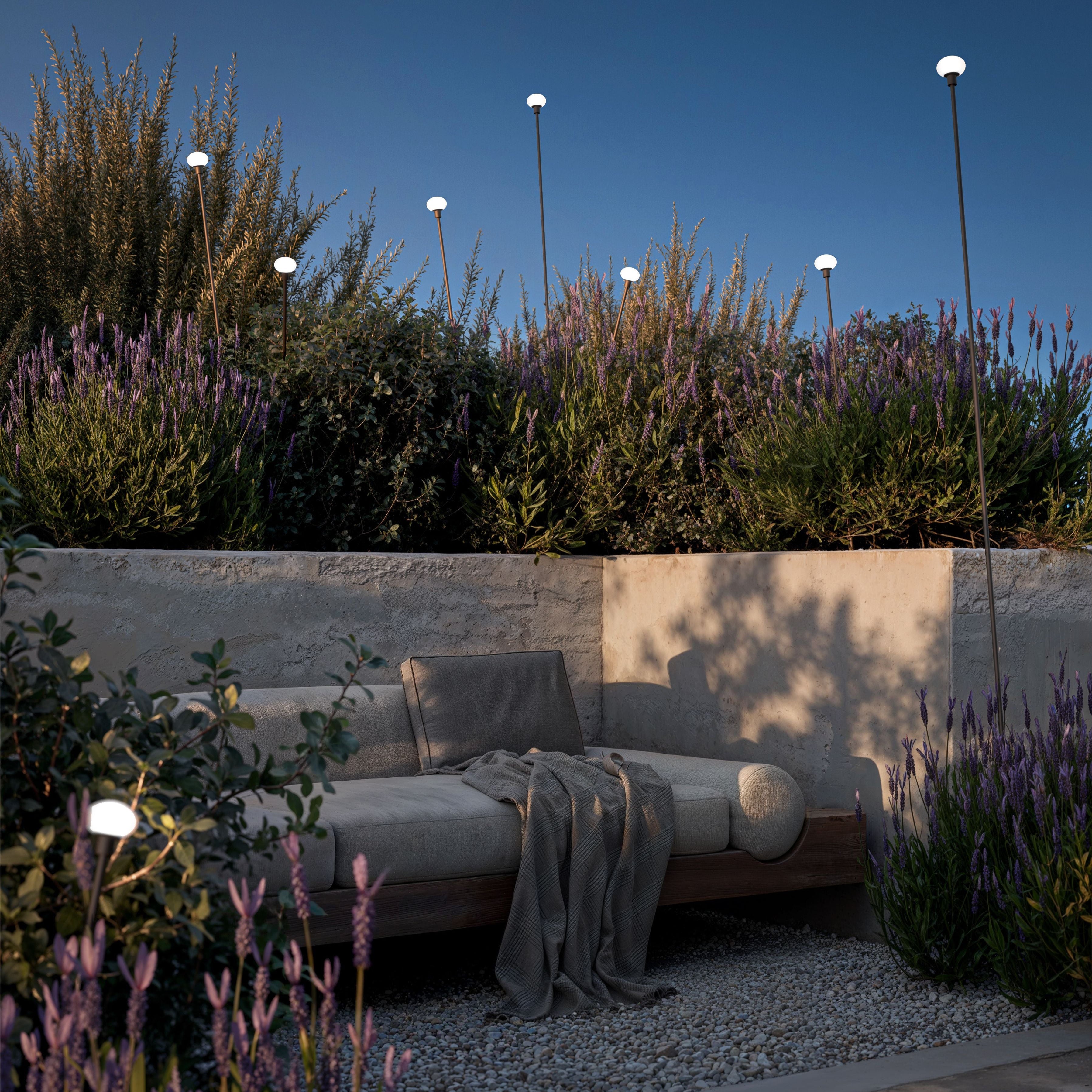 Lampada da terra MINUIT Karman con base, illuminazione di design per lounge esterni e arredi di lusso.