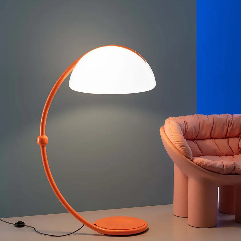 Lampada di design Serpente 60 arancione in un soggiorno moderno.